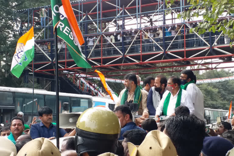 Cong leaders detained while trying to march to Raj Bhavan