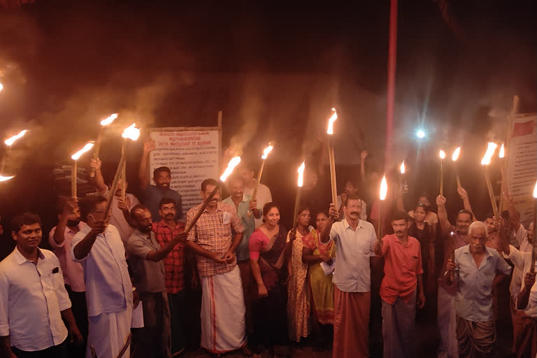 torchlight protest  against anti farmer policies  പന്തം കൊളുത്തി പ്രതിക്ഷേധം  കർഷക ദ്രോഹം നയങ്ങൾ