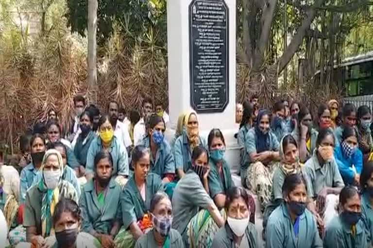 waste-management-workers-protest-at-bbmp