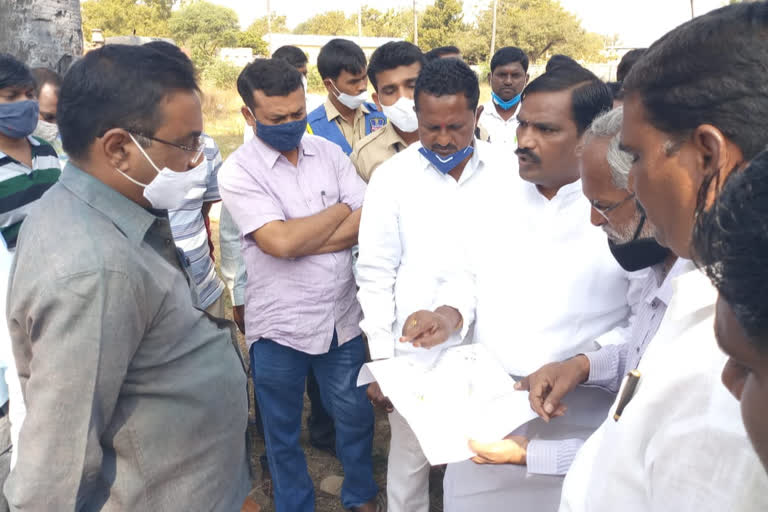 Victims  stopped road widening works in yaadadri