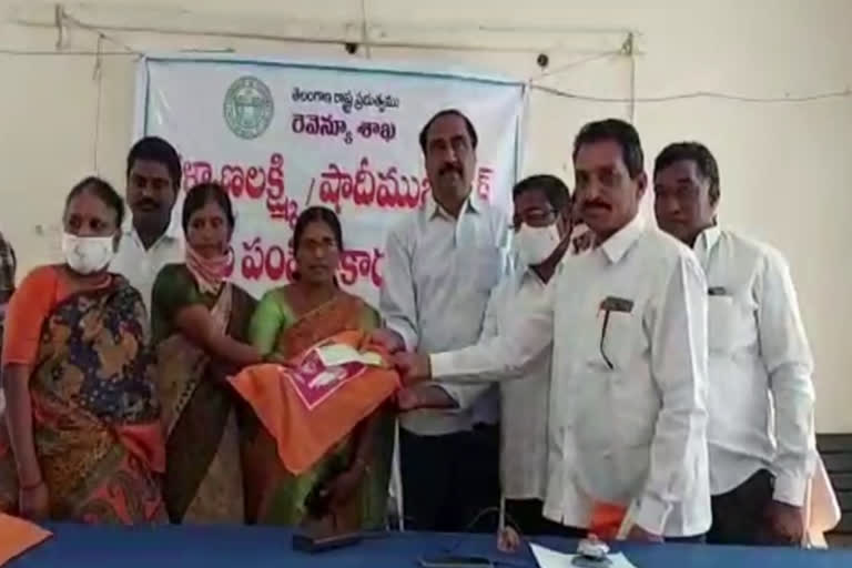 jagitial-mla-snajay-kumar-distribute-kalyana-lakshmi-shadi-mubarak-cheqes-in-sarangapur