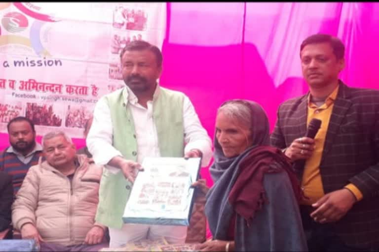 सेवा क्लब ने 75 महिलाओं को बांटी साड़ियां.