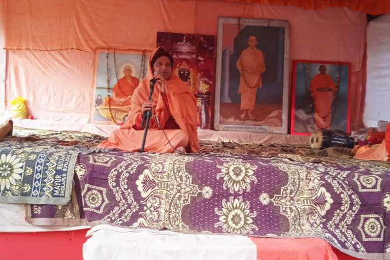 Members of Naxalite affected families are learning Geeta lessons in dantewada