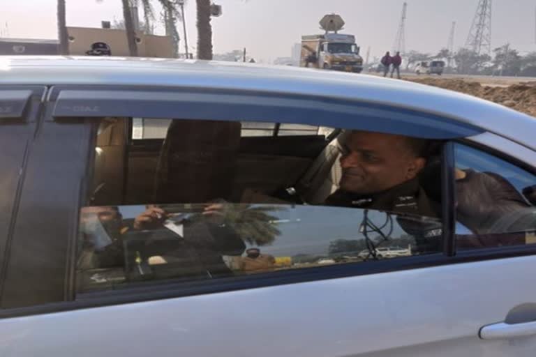 Delhi Police Joint CP SS Yadav arrives at Mantram Resort near Singhu border for a meeting with farmers on their Republic Day tractor rally