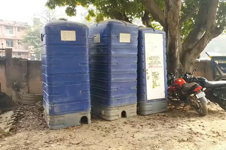 Urinal box lying in junk