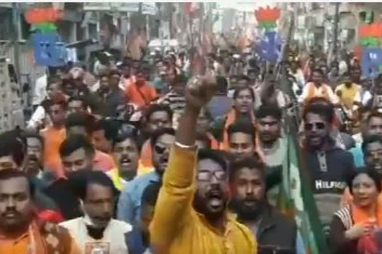 BJP members arrested for raising 'Goli maaro...' slogan  desh ke gaddaron ko, goli maaro  Chandannagore rally  West Bengal assembly elections  രാജ്യദ്രോഹികളെ വെടി വയ്‌ക്കുക  മൂന്ന് ബി.ജെ.പി. അംഗങ്ങൾ അറസ്‌റ്റിൽ  ബി.ജെ.പി. അംഗങ്ങൾ അറസ്‌റ്റിൽ  ബി.ജെ.പി. അംഗങ്ങൾ  ബി.ജെ.പി.  പശ്ചിമബംഗാൾ  ബി.ജെ.പി. യുവ മോർച്ച പ്രസിഡന്‍റ്  ചന്ദനഗോർ  ഹൂഗ്ലി എം.പി.  ലോക്കറ്റ് ചാറ്റർജി  സുവേന്ദു അധികാരി  Three BJP members arrested for raising 'Goli maaro...' slogan  Three BJP members arrested  BJP members arrested  Hooghly MP  Locket Chatterjee  Chandannagore  രാജ്യദ്രോഹികളെ വെടി വയ്‌ക്കുക എന്ന മുദ്രാവാക്യം; മൂന്ന് ബി.ജെ.പി. അംഗങ്ങൾ അറസ്‌റ്റിൽ  രാജ്യദ്രോഹികളെ വെടി വയ്‌ക്കുക എന്ന മുദ്രാവാക്യം