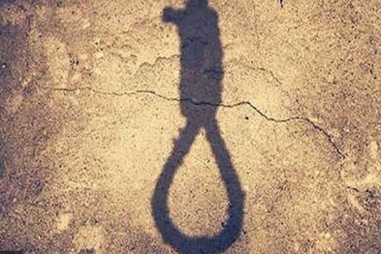 dead-body-of-youth-found-hanging-in-auto-in-raipur