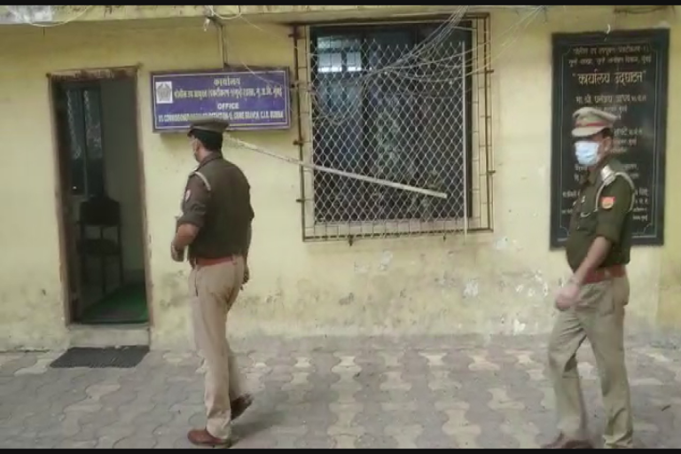 मुंबई क्राइम ब्रांच ऑफिस पहुंची यूपी पुलिस.