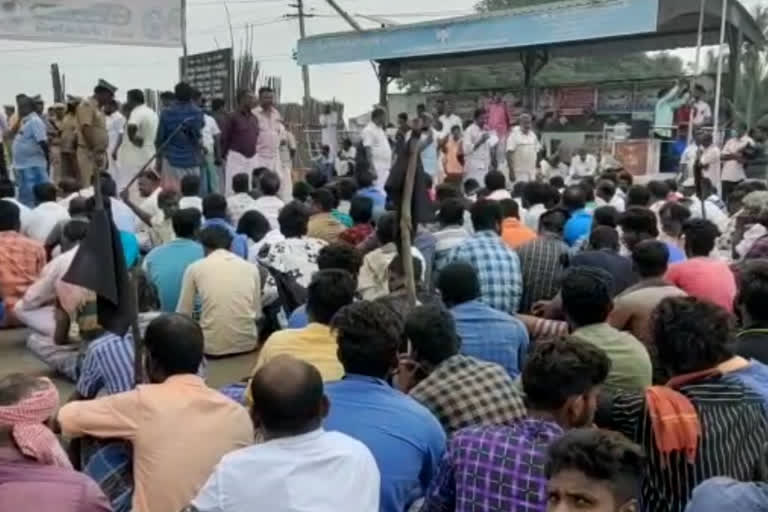Roadblock demanding surrender of fishermen's bodies to relatives