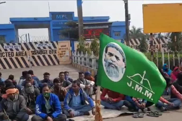 migrants blocked mpl gate in dhanbad