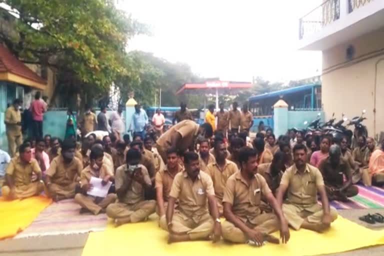 Transport workers protest  Pudhucherry PRTC Bus Strike  PRTC Bus Strike continues for 2nd day in Pudhucherry  PRTC Bus Strike in Pudhucherry  புதுச்சேரியில் 2-வது நாளாக தொடரும் போக்குவரத்து ஊழியர்கள் போராட்டம்  புதுச்சேரியில் போக்குவரத்து ஊழியர்கள் போராட்டம்  போக்குவரத்து ஊழியர்கள் போராட்டம்