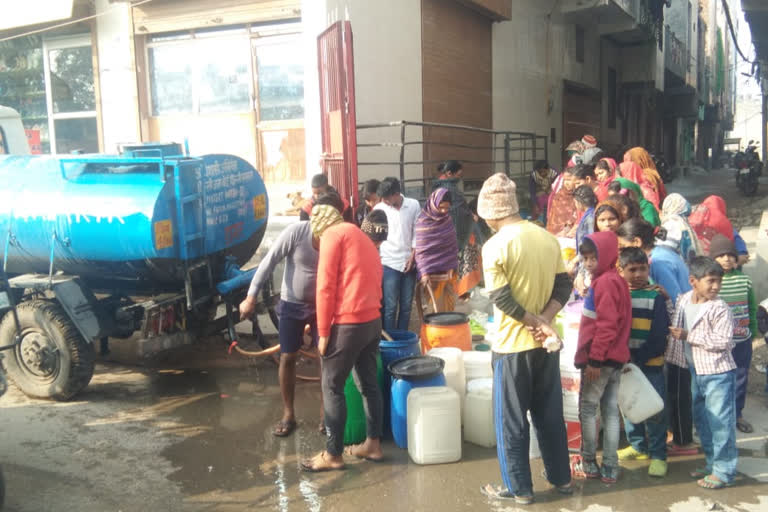 Water scarcity in Nangli Vihar area of ​​Delhi