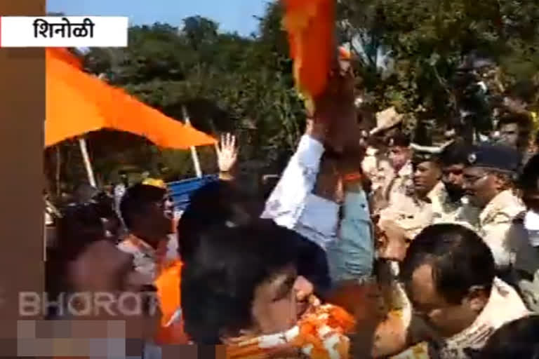 shiv-sena-activists-and-karnataka-police-clash-in-shenoli