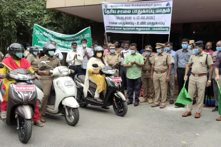 இருசக்கர வாகனம் ஓட்டி  பேரணியில் கலந்து கொண்ட தர்மபுரி ஆட்சியர்