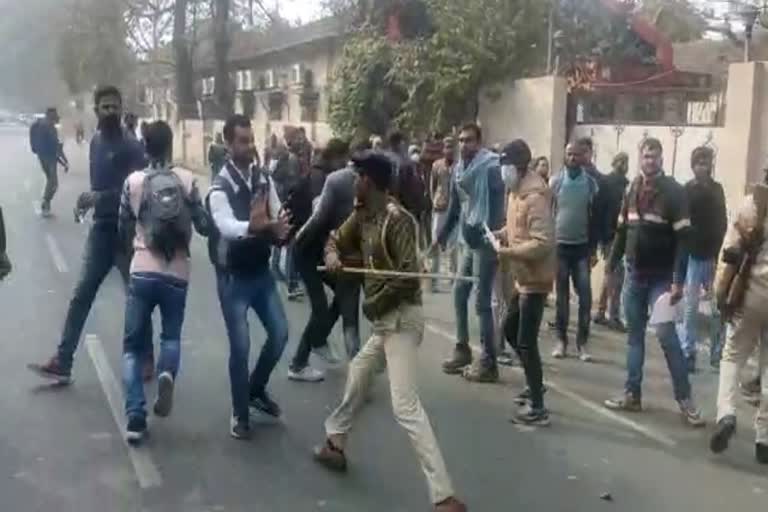 lathicharge on niyojit Executive Assistants due to protest in patna