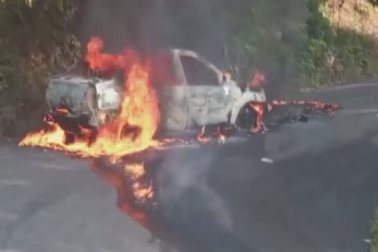 car cathes fire while running  ഓടിക്കൊണ്ടിരുന്ന കാർ കത്തി നശിച്ചു  കമ്പകക്കാനം  car cathes fire while running in idukki