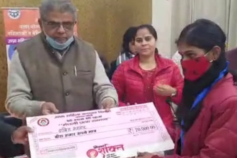 girl students honored in bareilly