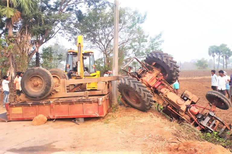 Tractor overturns, seven injured in mahabubabad