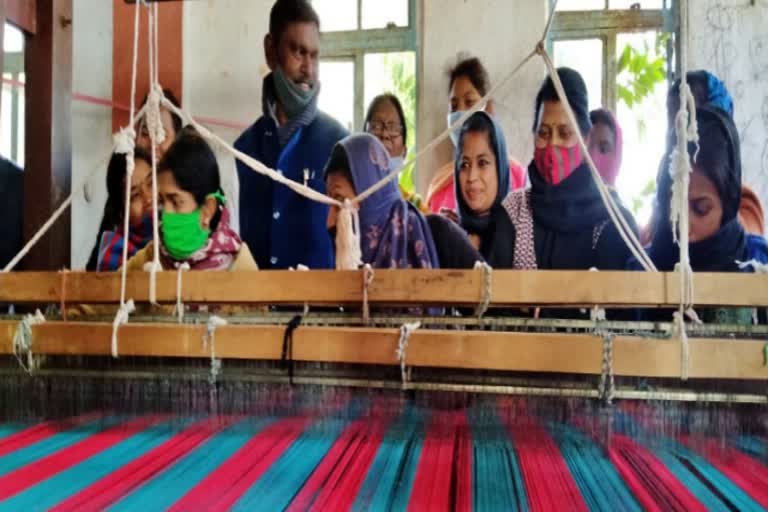 union-minister-arjun-munda-inspects-handloom-operated-in-khunti