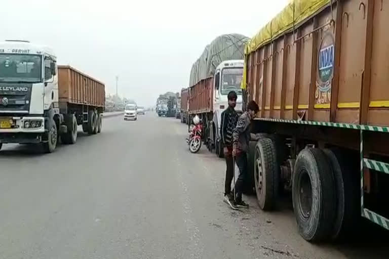 llegal vehicles on Jaipur-Delhi National Highway, जयपुर-दिल्ली राष्ट्रीय राजमार्ग पर सफर