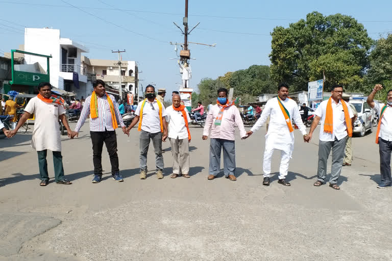 Protest bjp leaders in Kumaram Bhim district condemning MLA Vidyasagar words