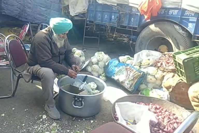 सिंघु बॉर्डर पर एक साथ तैयार होता है हजारों लोगों का खाना.