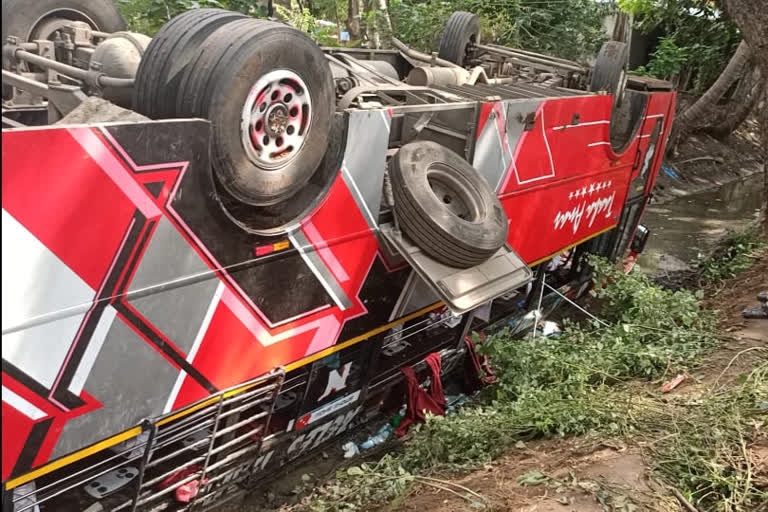 21 injured as tourist bus overturns near trichy