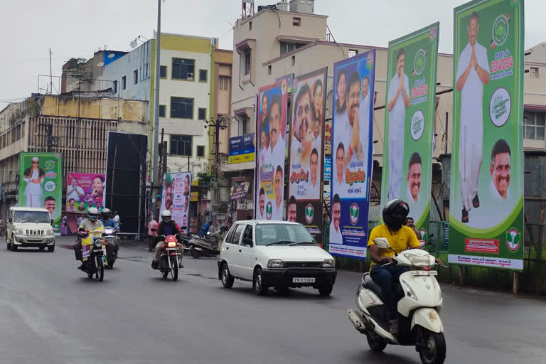 பெரியளவில் பேனர்கள் வைப்பு