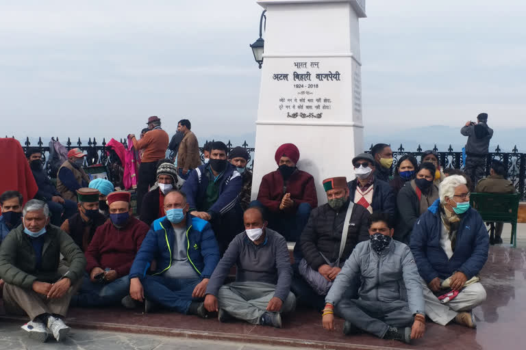 social-worker-bobby-sits-on-protest-against-allocation-of-shelter-in-igmc-shimla