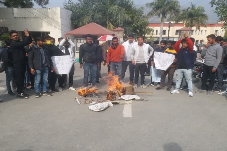 केंद्रीय शिक्षा मंत्री का पुतला फूंका