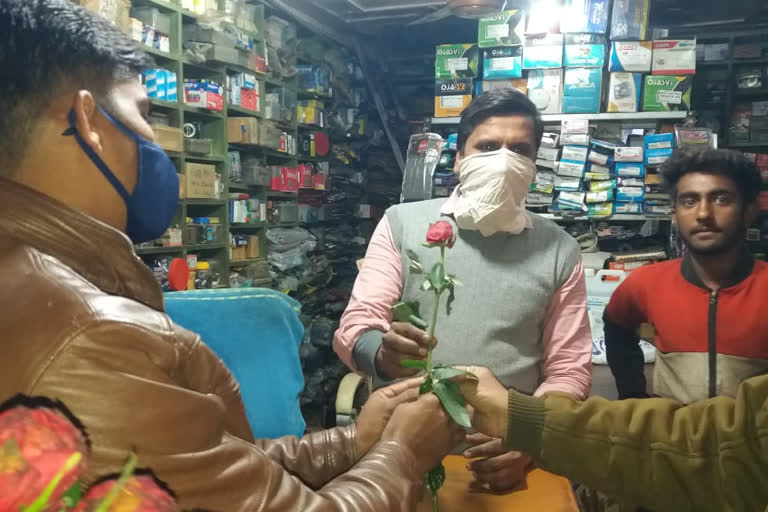 Police presented roses to those who Encroachment outside the shops