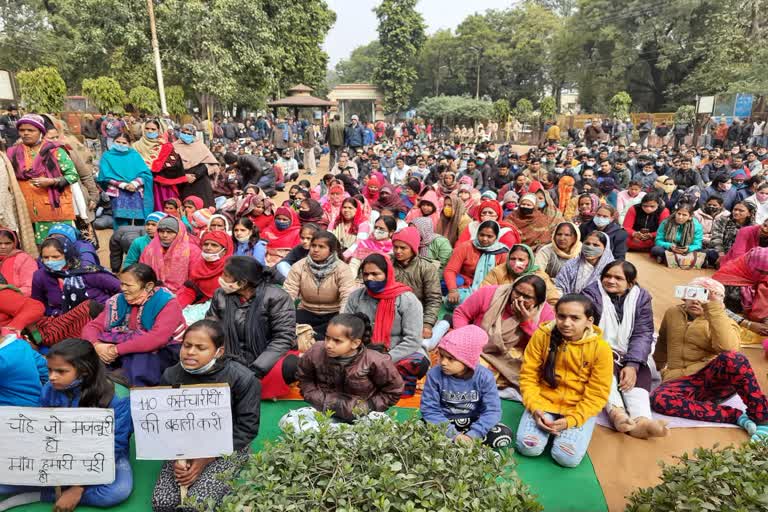 अनिश्चितकाल हड़ताल पर कर्मचारी.