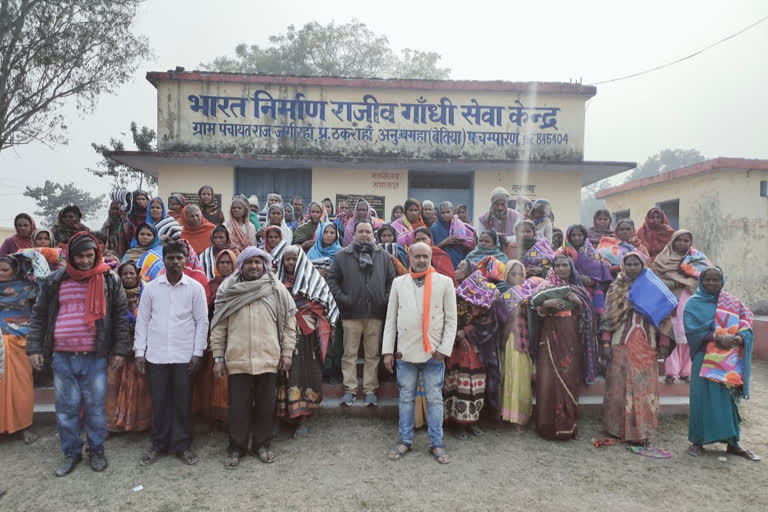 blanket distribution among poor in Bettiah