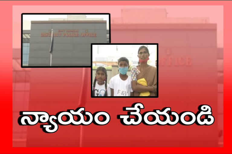 women protest at police station