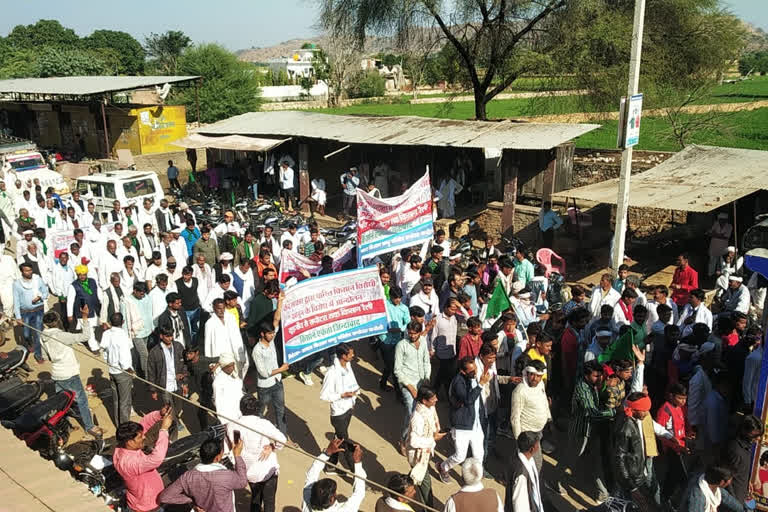 किसानों ने निकाली वाहन रैली, Farmers rally vehicle rally in karauli