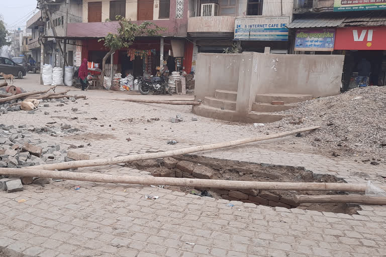 manhole open due to work under construction of shaheed chowk at ghaziabad