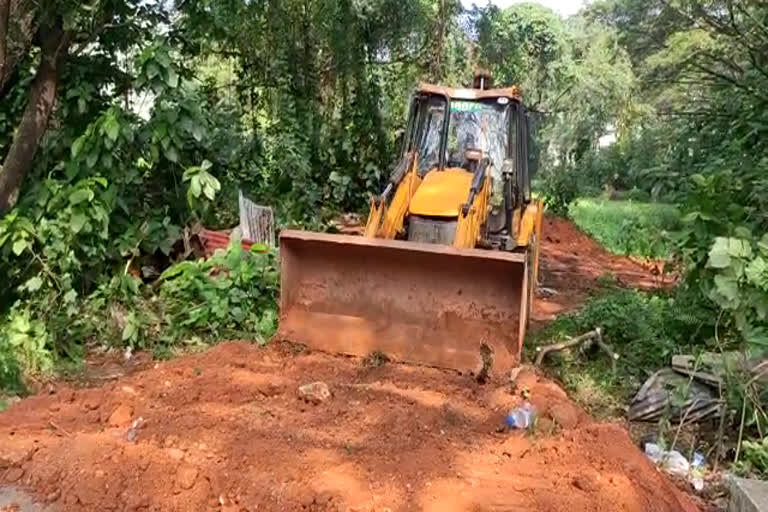 filled wetland retrieved  filled wetland retrieved by removing the soil in manjeri  നികത്തിയ തണ്ണീര്‍ത്തടം  തണ്ണീര്‍ത്തടം മണ്ണ് നീക്കം ചെയ്‌ത് വീണ്ടെടുത്തു  മഞ്ചേരി വില്ലേജ്  നികത്തിയ തണ്ണീര്‍ത്തടം വീണ്ടെടുത്തു