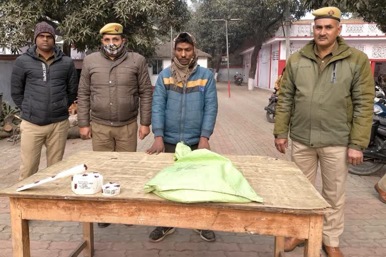 पुलिस की गिरफ्त में आरोपी.