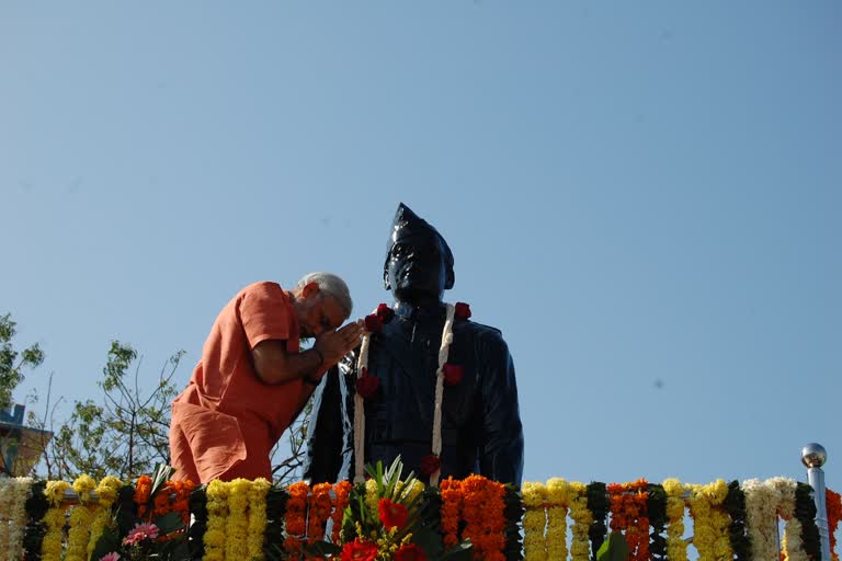 pm narendra modi pays tribute to netaji subhas chandra bose on his 125th birthday