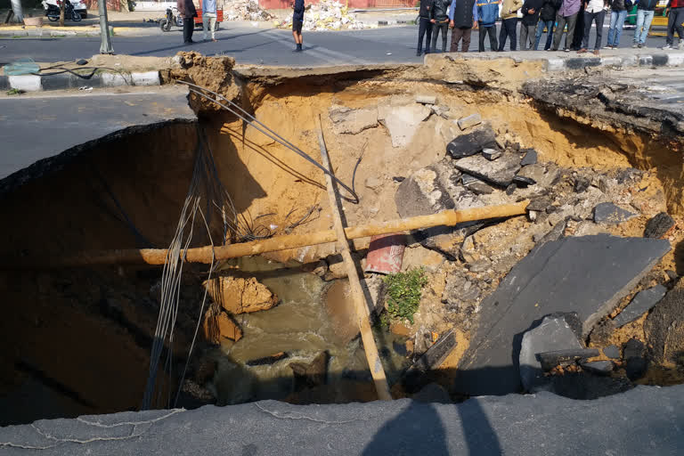 Road sunk near Chaumu House Circle, सड़क धंसने से 20 फीट गहरा गड्ढा