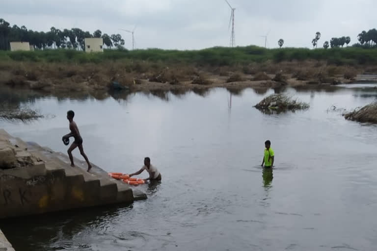 நெல்லை அருகே ஆற்றில் மூழ்கிய சிறுவன் சடலமாக மீட்பு