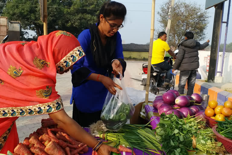 घर की दहलीज लांघकर ये महिलाएं बन रहीं आत्मनिर्भरघर की दहलीज लांघकर ये महिलाएं बन रहीं आत्मनिर्भर