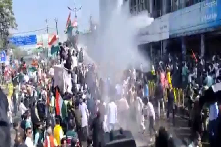 police-lathi-charge-congress-leaders-and-workers-in-bhopal