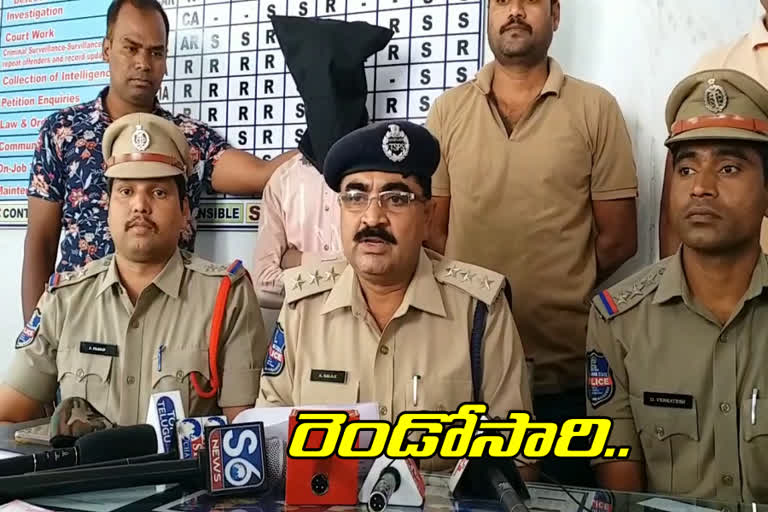 Circulation of fake two thousand notes person Arrested in sangareddy district
