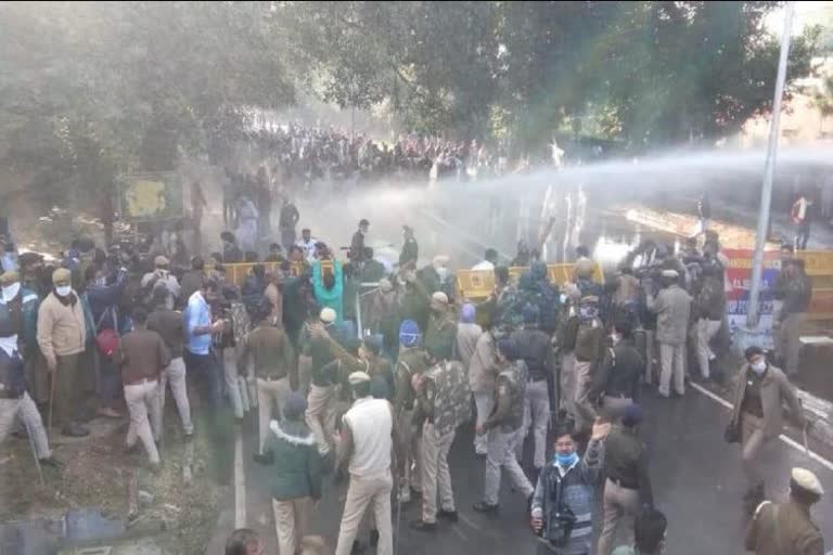 congress workers hold a rally in bhopal to supporting farmers protest