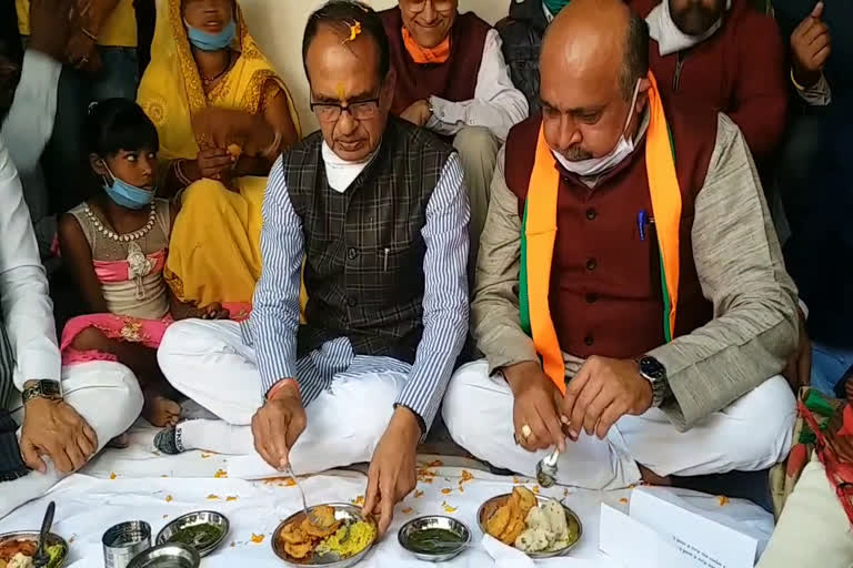 cm-shivraj-ate-poha-at-dalit-house-in-jabalpur