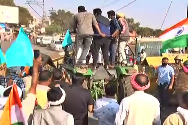 Farmers broke barricading in tractor rally in Raipur