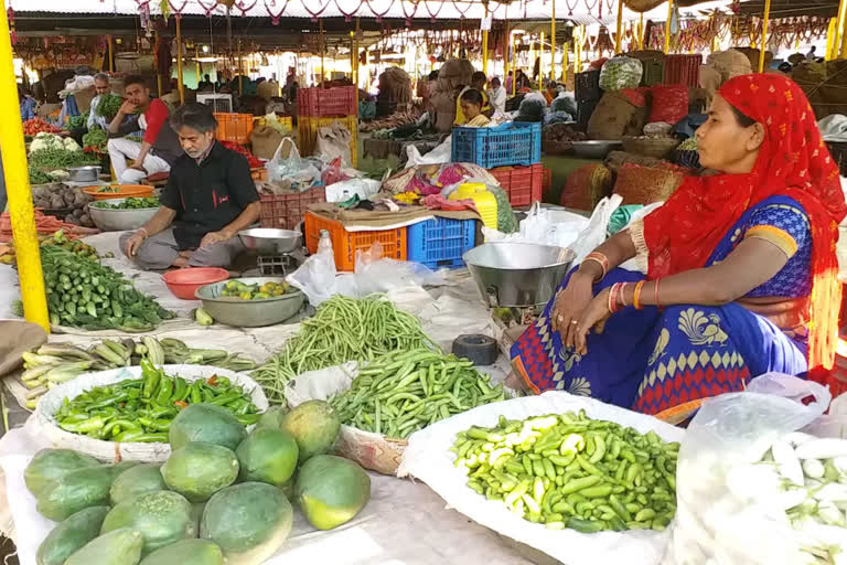 Fall in the price of edible oil and vegetables in raipur