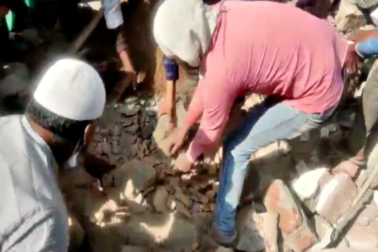 2 laborers buried under debris,  Collapsed wall during excavation in Jaipur