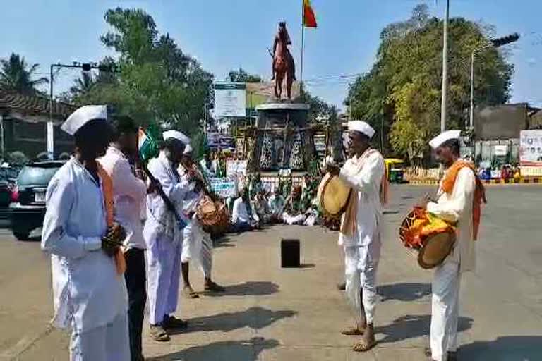 police-stopping-farmers-tractor-in-belagavi